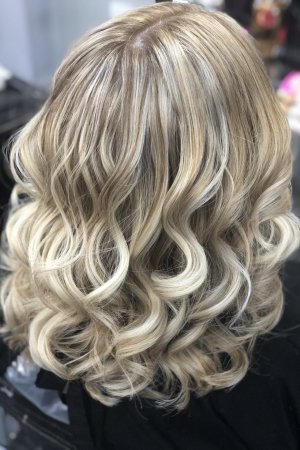 A great result using a balayage highlighting tecnique to add highs and lows into the hair