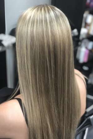 A supernatural highlighted look that grows out without roots using  a balayage technique